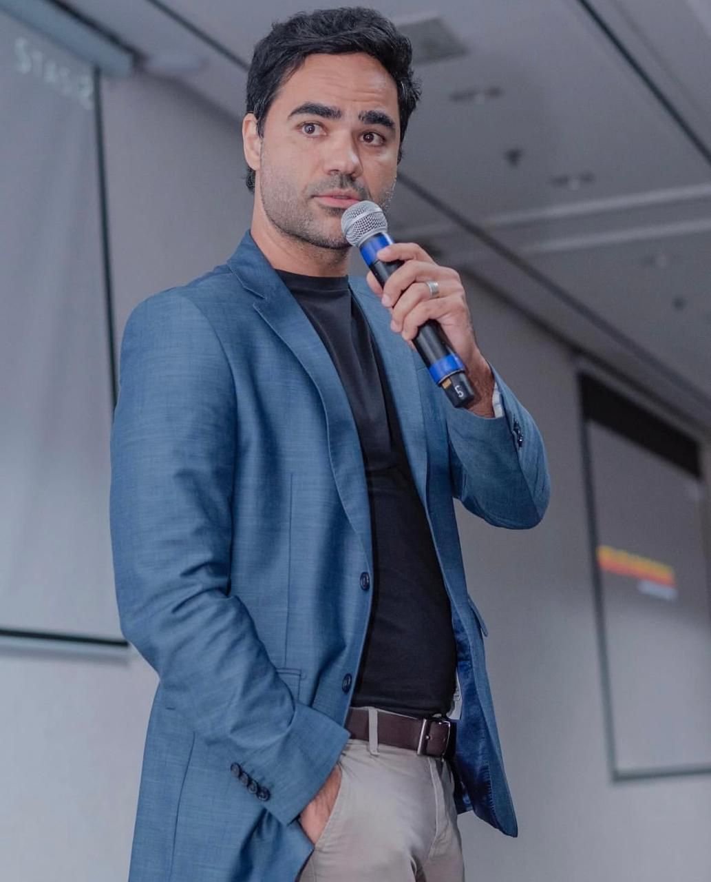 Dr. Ricardo Junqueira